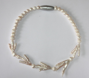 Perlenkette mit "Krähenfüßen"